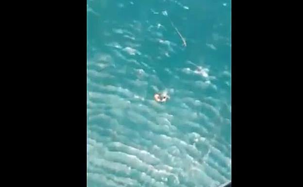 Rescatan a un menor que cayó al mar en Icod de los Vinos